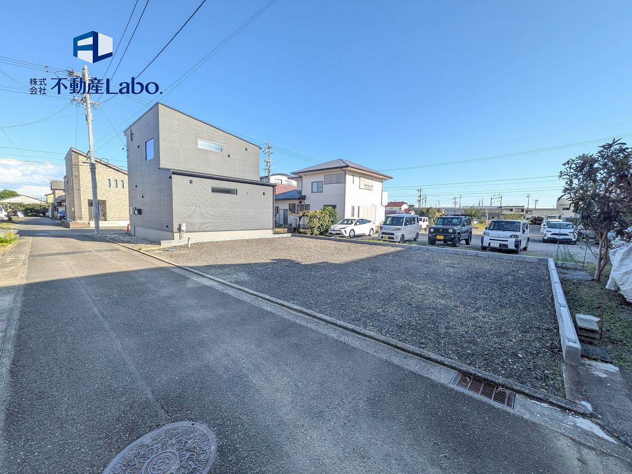 清水区北脇新田14期　全1棟の前面道路含む現地写真|●玄関ホール● 玄関は、住まいの「第一印象」を決める大事な空間。だからこそ広さ、採光、清潔感にこだわった造りとなっております♪ シューズボックスは大容量となっており実用性を兼ねそろえた玄関♪