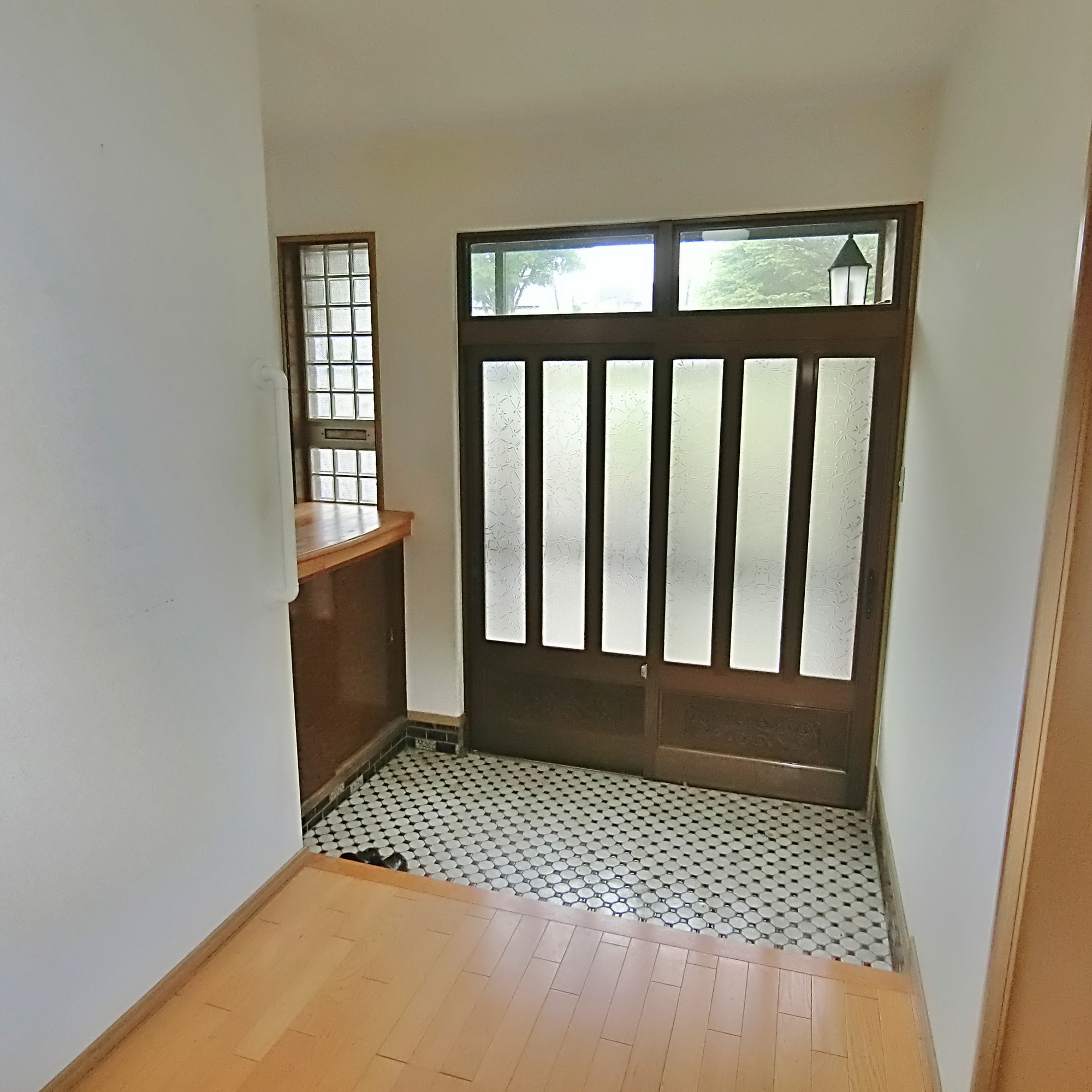 室蘭市白鳥台2丁目32-11　中古住宅の玄関