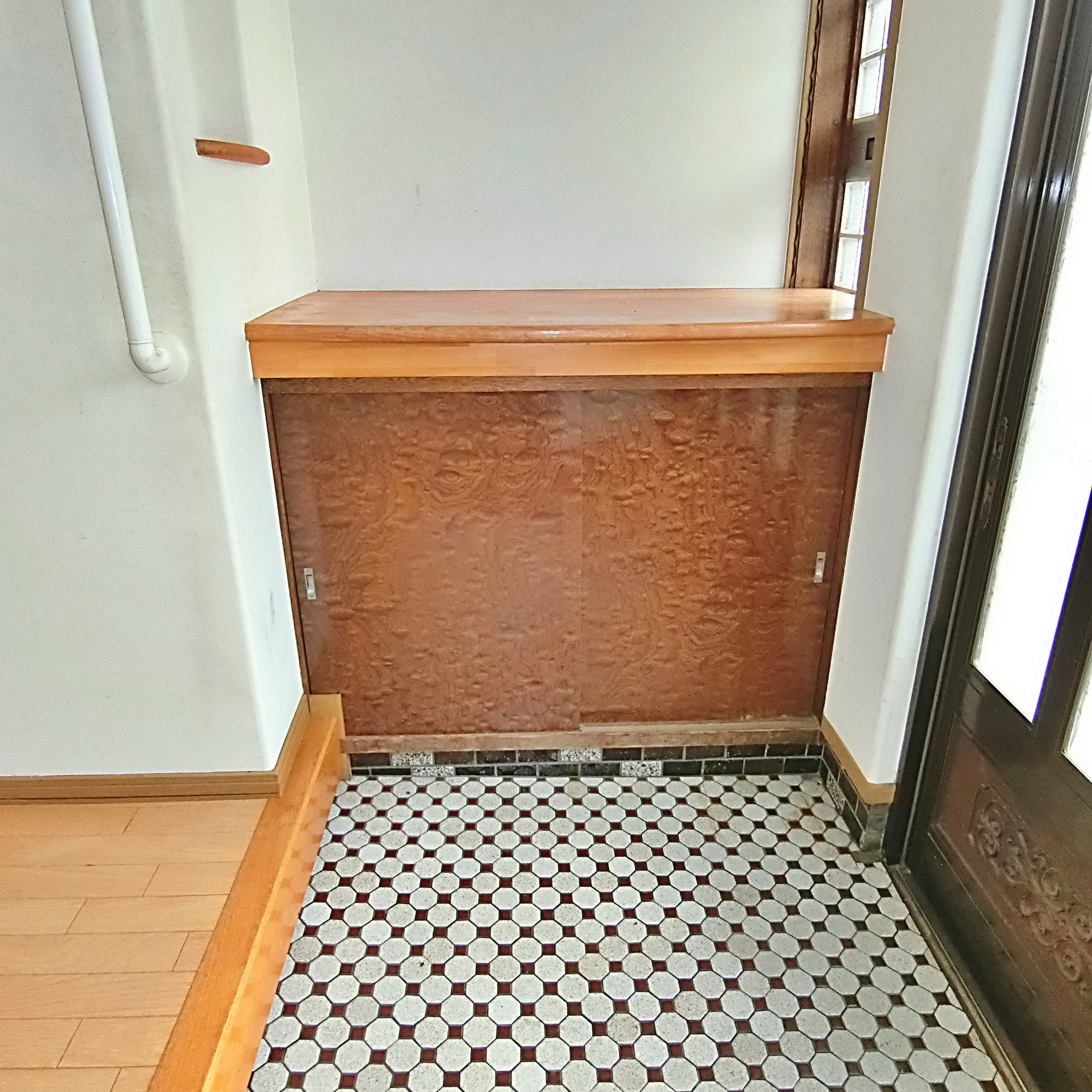 室蘭市白鳥台2丁目32-11　中古住宅の玄関