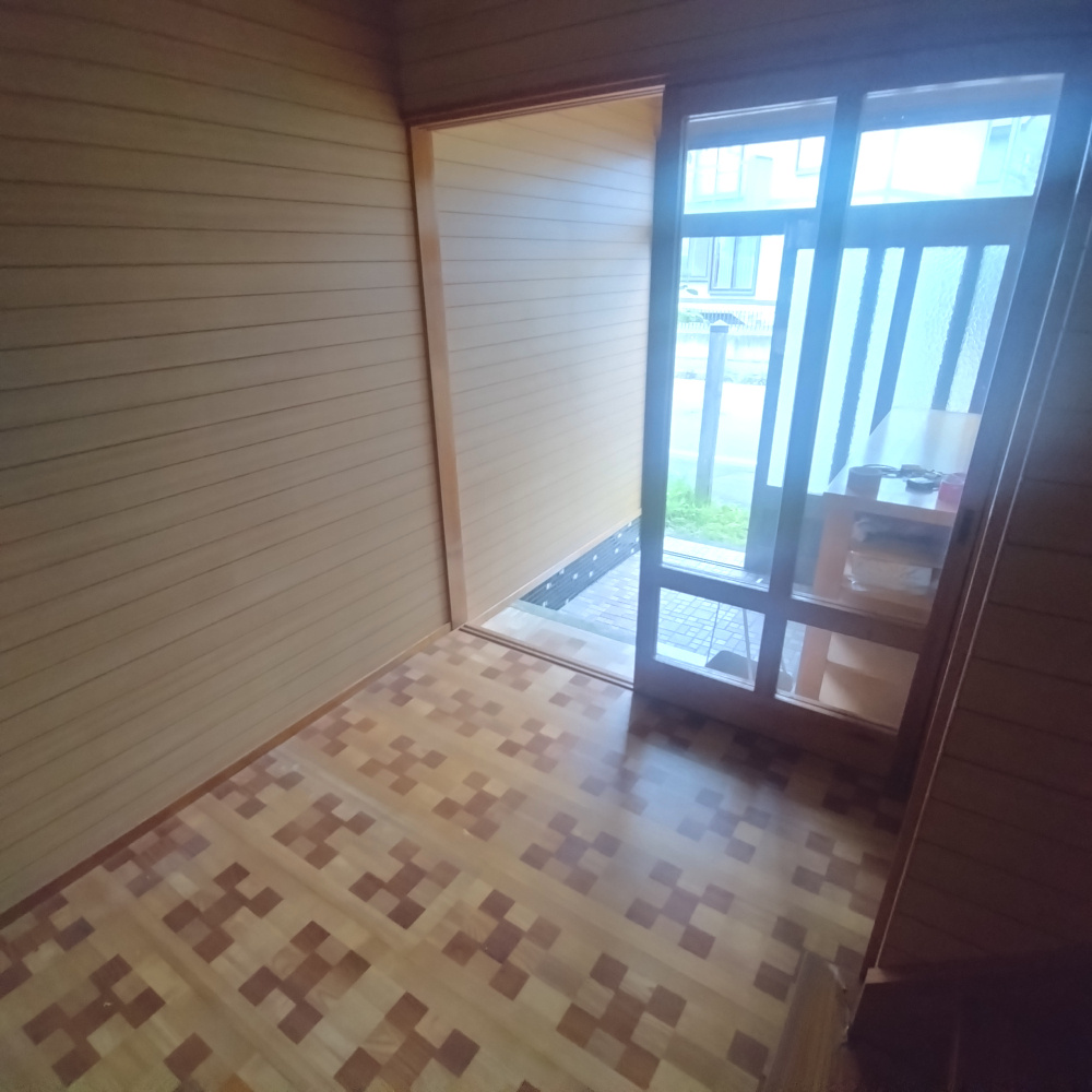 登別市中央町7丁目23-3　中古住宅の玄関