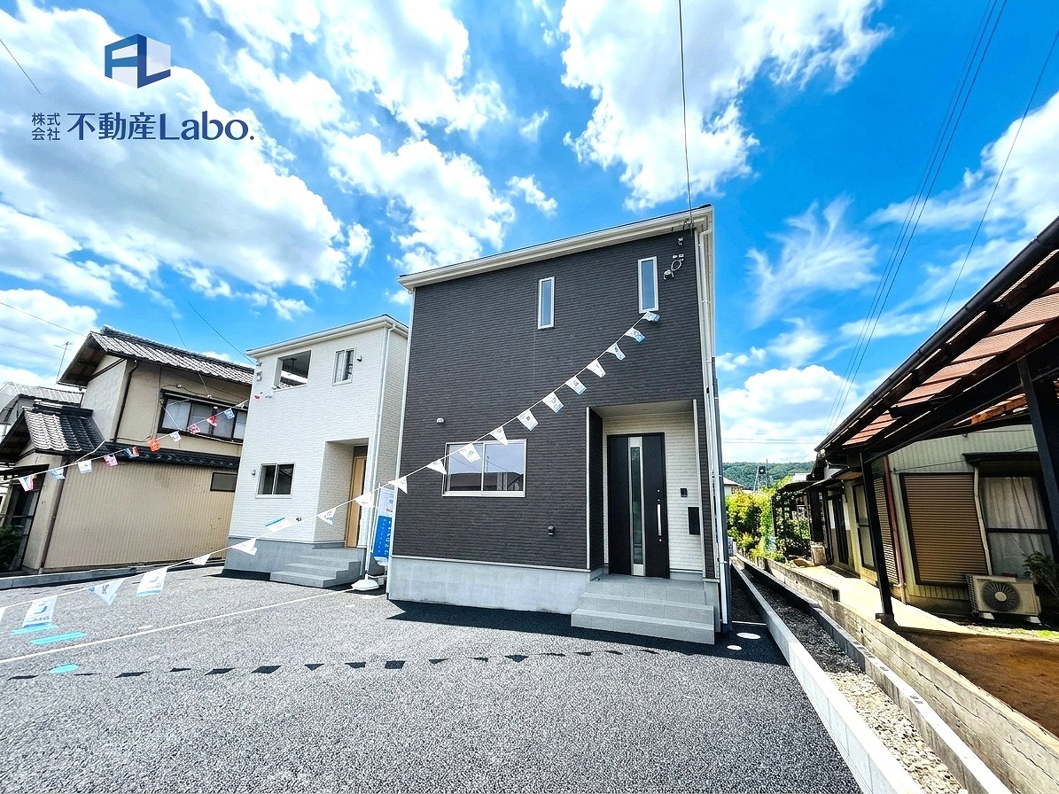 クレイドルガーデン　富士宮市貴船町第1　全2棟の外観|●駐車スペース●
２台以上駐車可能♪
並列駐車のため、車の出し入れが楽々♪