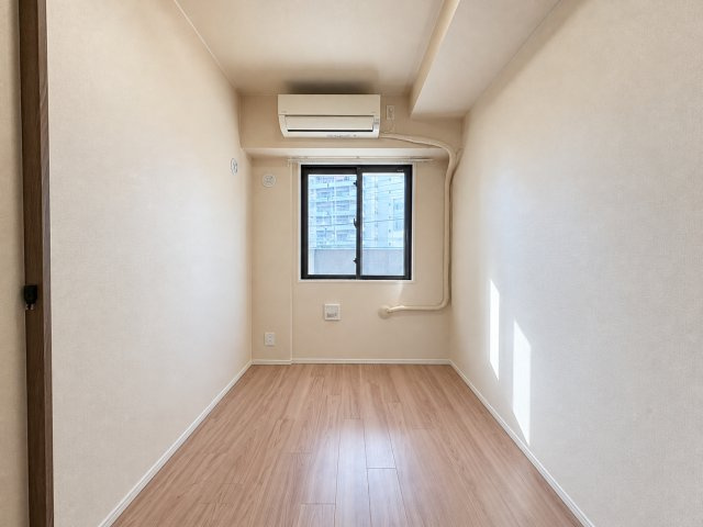 ワコーレ阿倍野播摩町ラフィリスの洋室|白を基調とした壁紙と明るい木目調のフローリングが調和した洋室です。家具の配置によって、寝室や書斎など