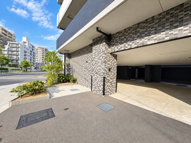 ワコーレ阿倍野播摩町ラフィリスの玄関|建物内に設けられた屋根付きの駐車スペースです。床面には区画線が引かれており、車両を停める位置が分かり