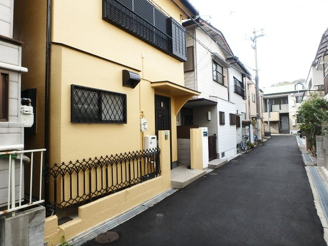 門戸岡田町中古戸建の前面道路含む現地写真