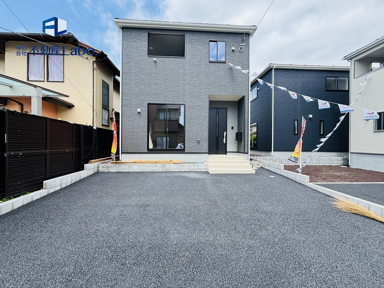 クレイドルガーデン　沼津市西間門第10　全3棟の前面道路含む現地写真|●駐車スペース●
２台以上駐車可能♪
並列駐車のため、車の出し入れが楽々♪