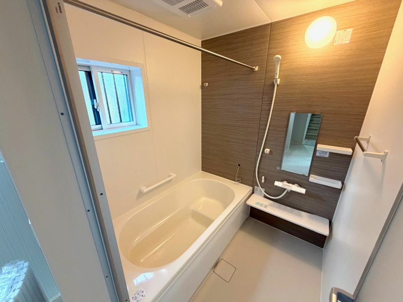 【設備画像：ルクレ（ハウステック）】
エコロジーな性能とお手入れのしやすさを実感。洗練された美しさと使いやすさを追求したシステムバスルームです。