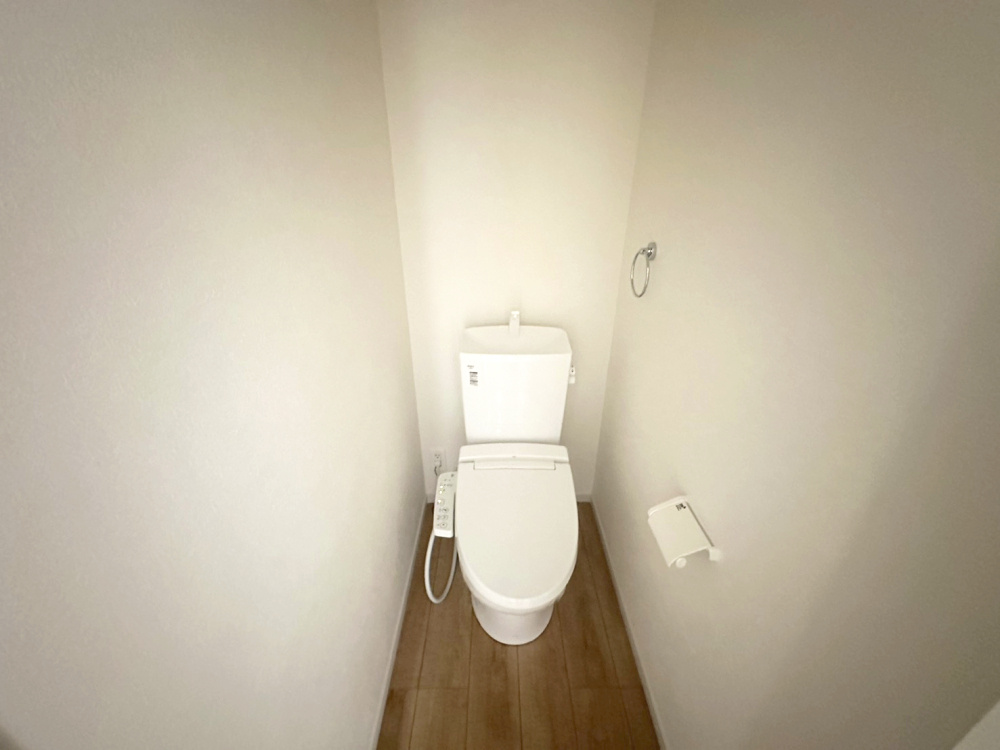 豊中市上野東１丁目　新築戸建住宅のトイレ|1階、2階ともにトイレがございます。どちらもシャワートイレです。