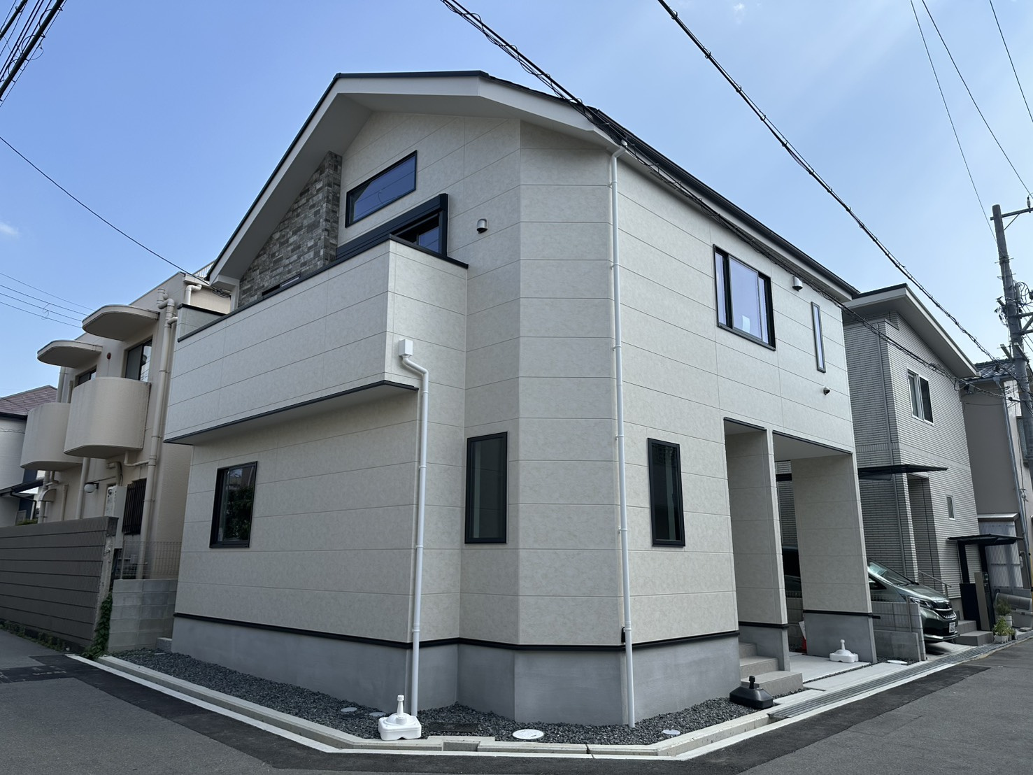 豊中市上野東１丁目　新築戸建住宅の外観|角地の新築物件です。