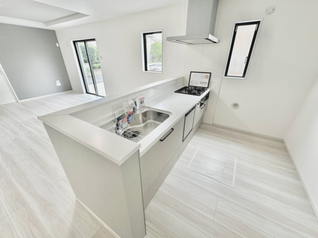 宇都宮市一ノ沢町３期　新築住宅全１棟のキッチン|ダイニングからワークスペースを見渡せる、見せるキッチン。ダイニングとの空間のつながりが、スペースのゆとりを生み出します♪