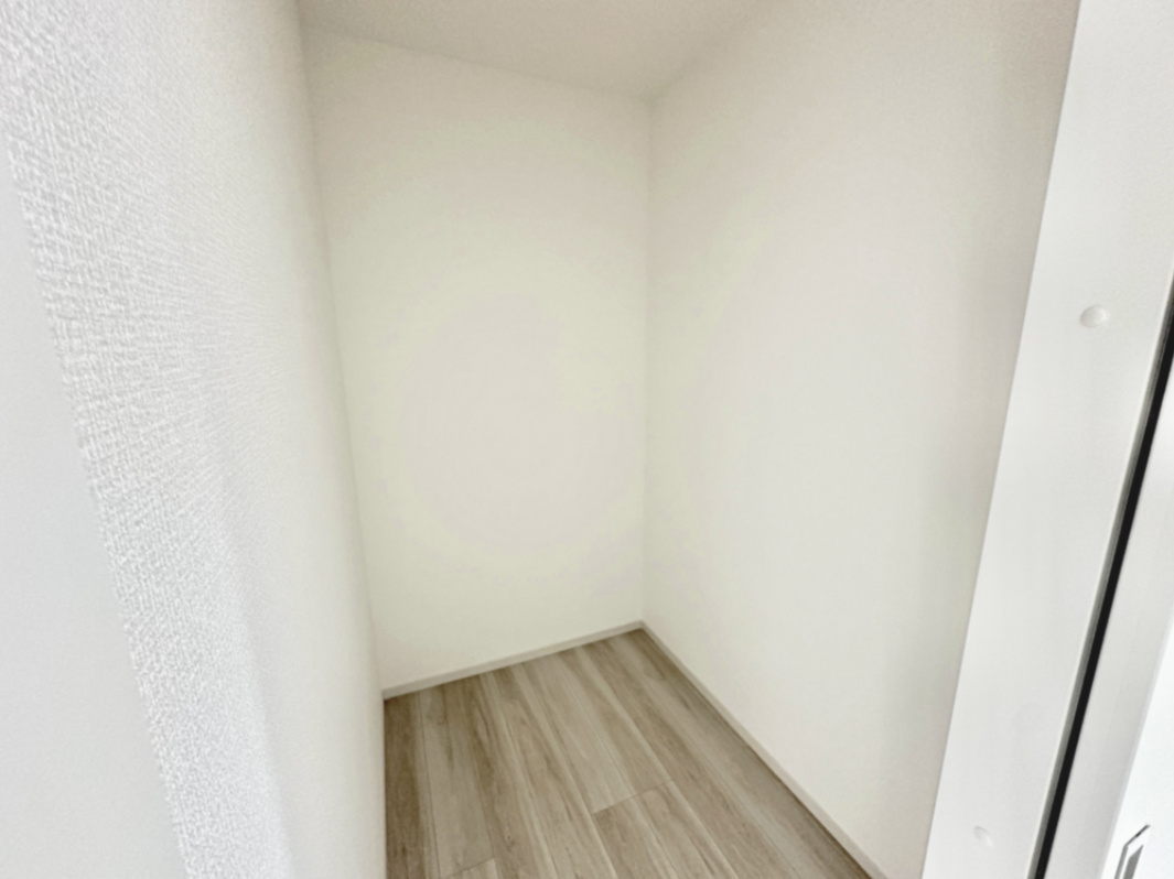 宇都宮市一ノ沢町３期　新築住宅全１棟の収納|ウォークインクローゼットのある住まいで収納上手な生活を実現！衣類だけでなく、箱物や思い出の品もたっぷり収納できますので、整理整頓もスムーズに。居室空間をより広々と使えます！