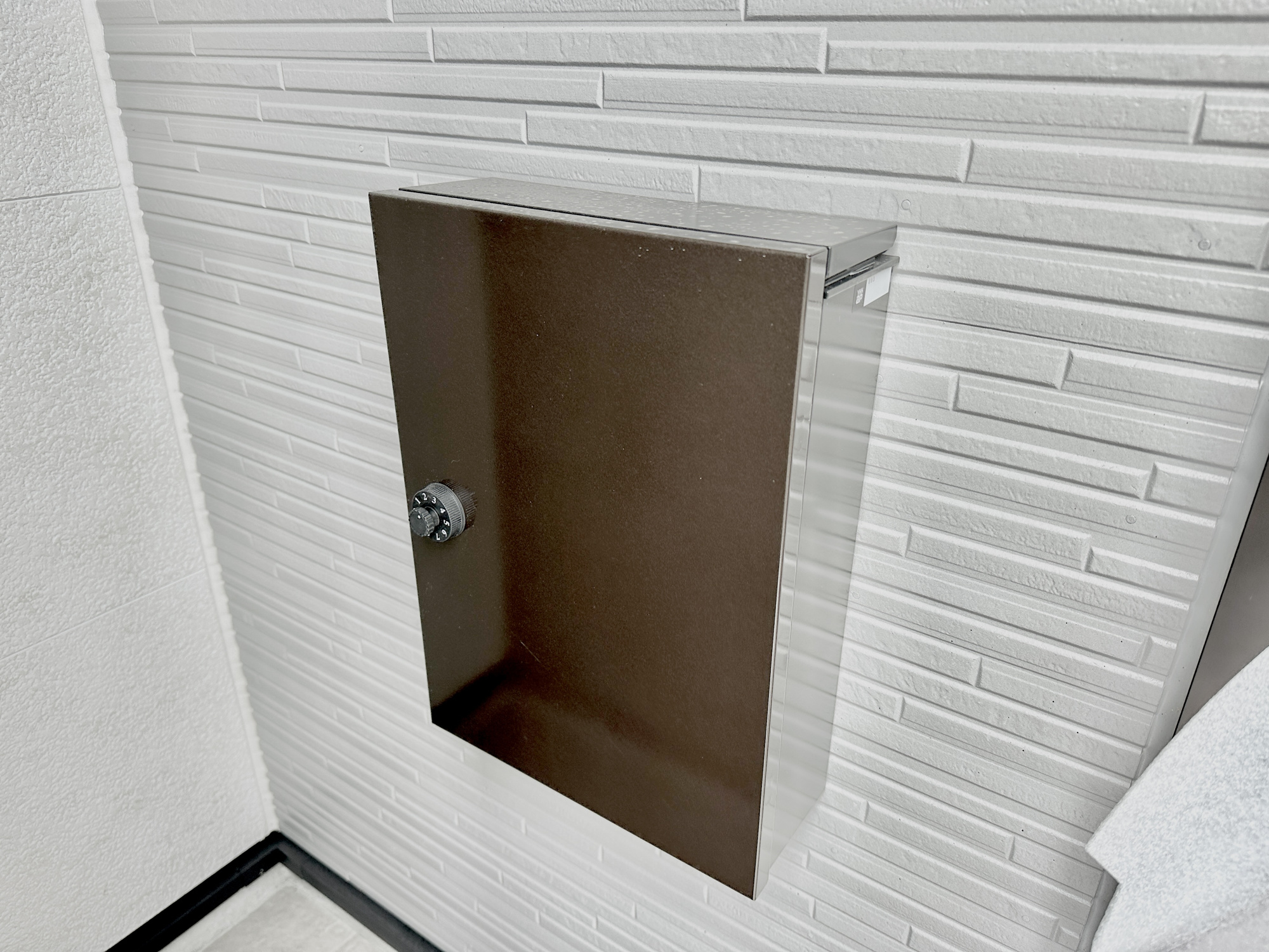 宇都宮市一ノ沢町３期　新築住宅全１棟の設備|玄関わきに設置された郵便ポスト。玄関近くで取り出しにお庭まで行かずとも取れますね。