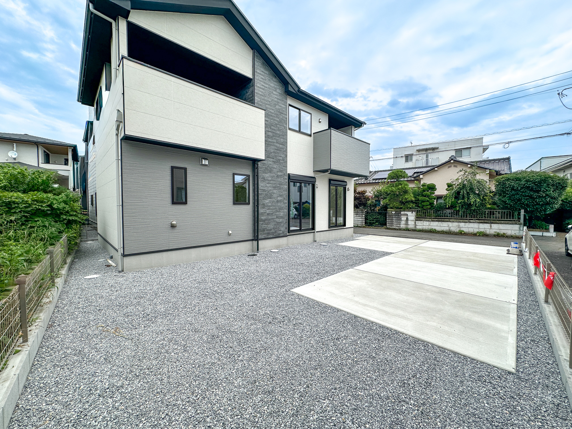 宇都宮市一ノ沢町３期　新築住宅全１棟の駐車場|砂利敷きされたお庭はお手入れ不要で維持が楽々♪