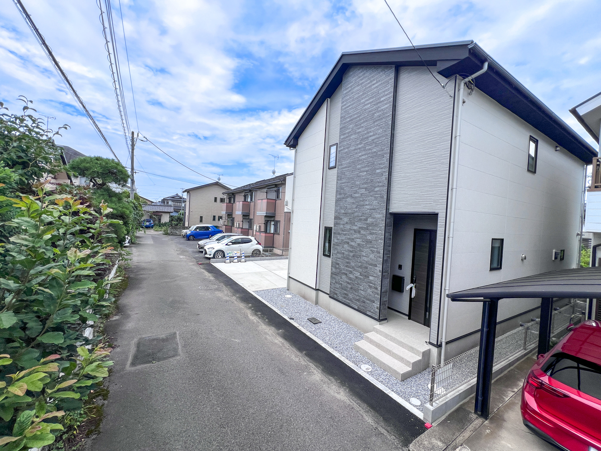 宇都宮市一ノ沢町３期　新築住宅全１棟の前面道路含む現地写真|低層の一戸建てを中心とした街並みが整然と続き、周辺は高い建物が建っていないので、採光や開放性に恵まれ、空が広く緑の多い閑静な趣を感じる環境です。