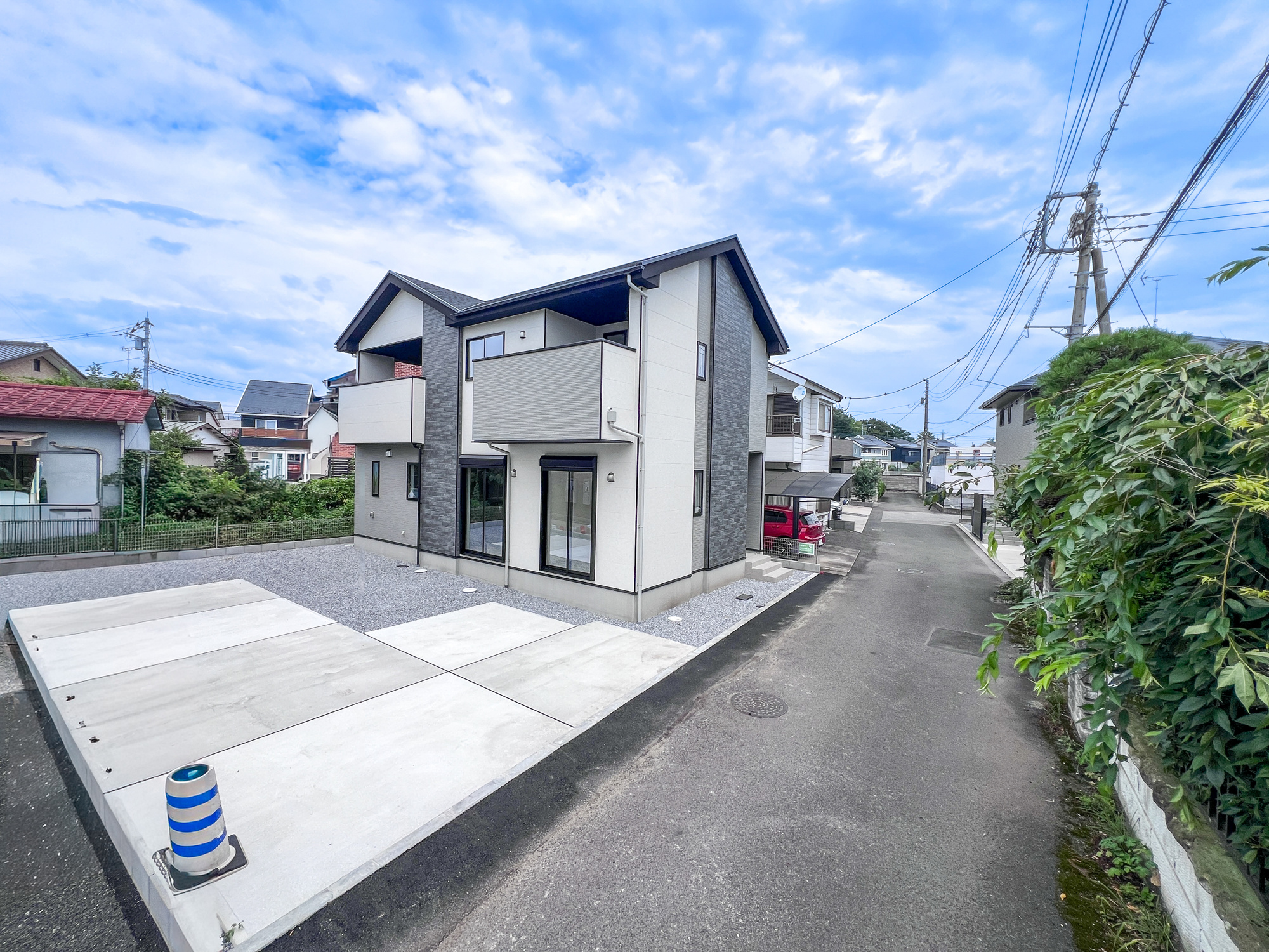 宇都宮市一ノ沢町３期　新築住宅全１棟の前面道路含む現地写真|前面道路は閑静な住宅地をはしる車通りの少ない道路。お車の出し入れが苦手なママや小さなお子様にも安心ですね。しっかり舗装もされているので、ベビーカーや自転車で通っても快適に通行できます。