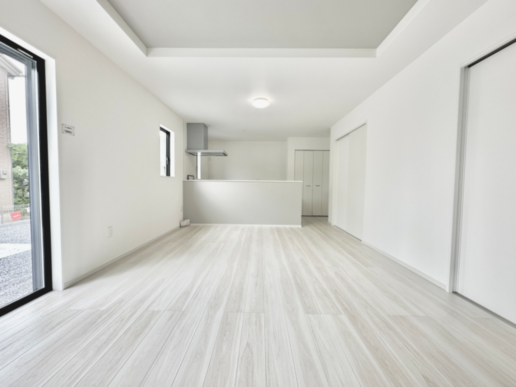 宇都宮市一ノ沢町３期　新築住宅全１棟の居間・リビング|南向きに大きく開いた窓からは、明るい陽射しが射し込みます。
爽やかな風が吹き抜ける心地良いリビングには、自然と家族が集まります。