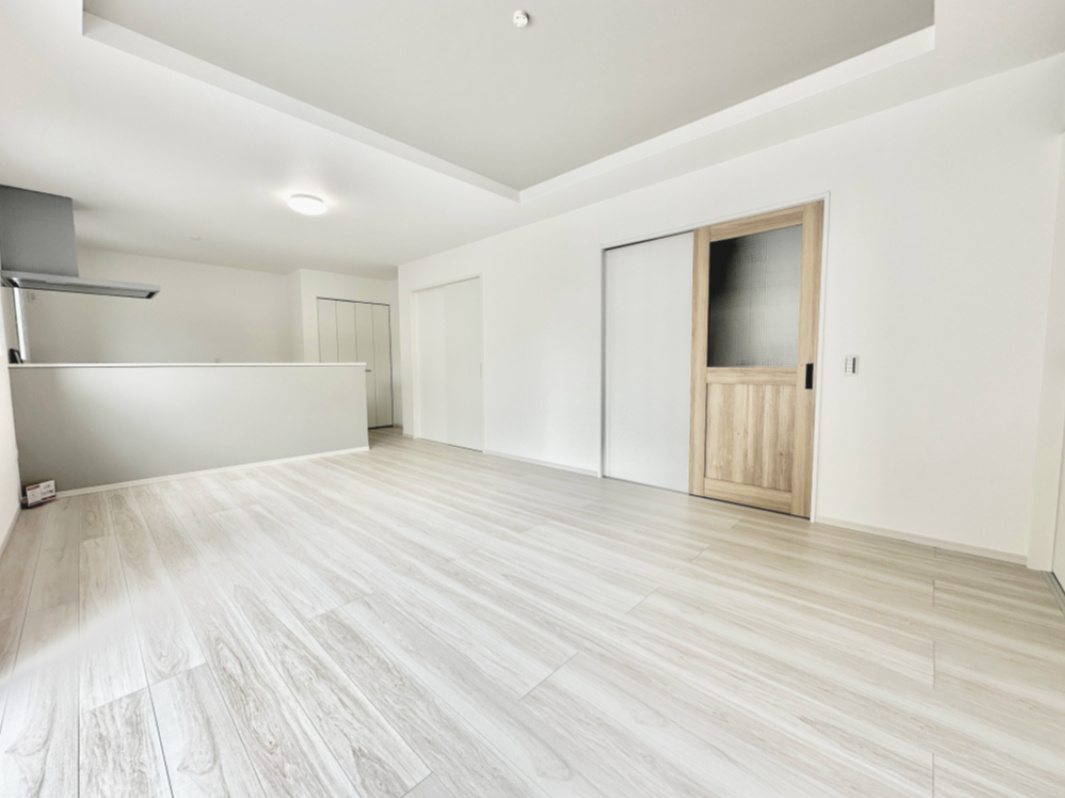 宇都宮市一ノ沢町３期　新築住宅全１棟の居間・リビング|オープンな空間を生み出す、こだわりの広がりとゆとり。家族と過ごす時間を大切にしたい方にぴったりの明るくゆとりある住空間です。南側の窓からの日差しがリビングの隅々までしっかりと届きます！ 