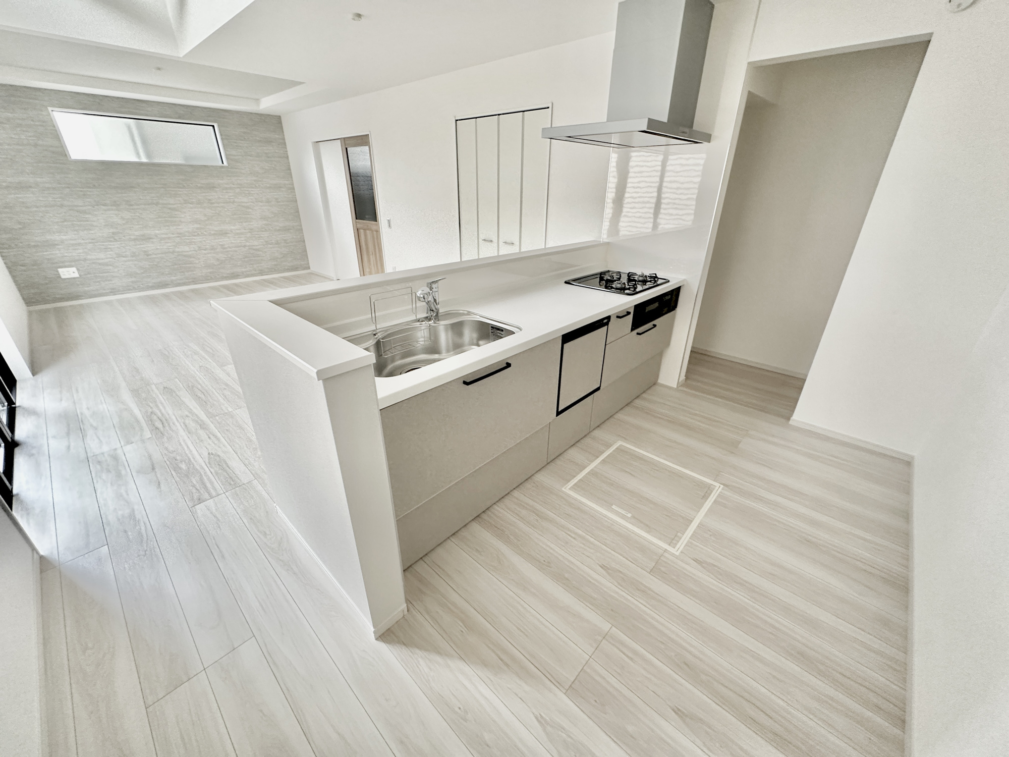 宇都宮市双葉５期　新築住宅全２棟のキッチン|ダイニングからワークスペースを見渡せる、見せるキッチン。ダイニングとの空間のつながりが、スペースのゆとりを生み出します♪