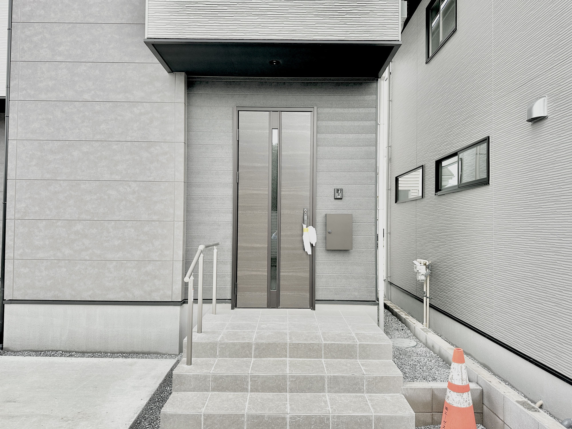 宇都宮市双葉５期　新築住宅全２棟の玄関|玄関上は屋根があるので雨の心配いらず♪