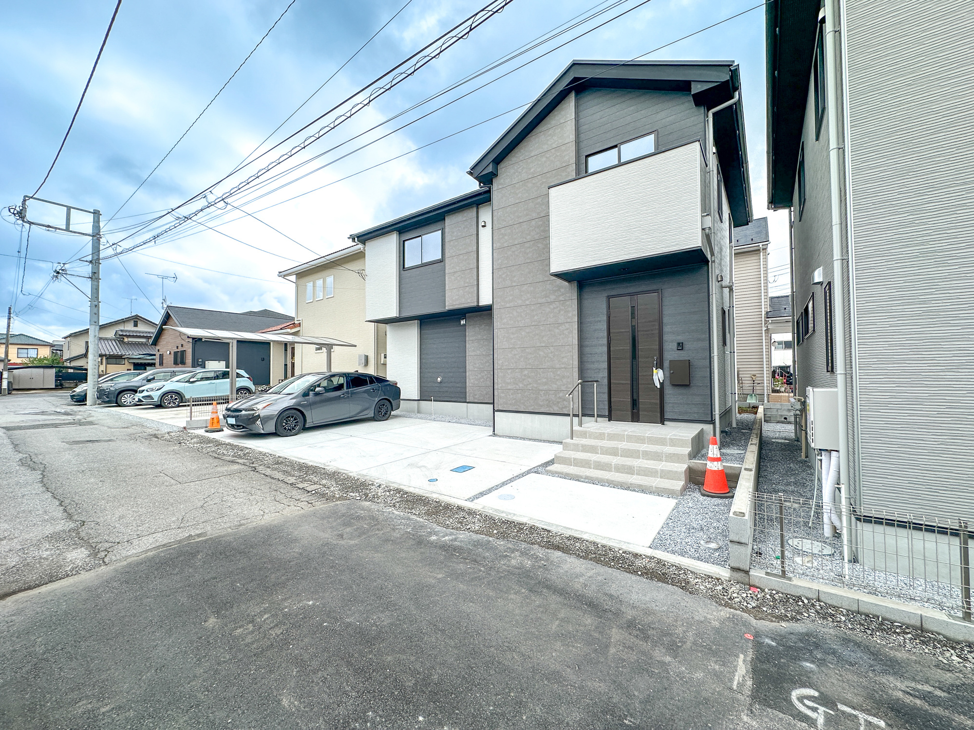 宇都宮市双葉５期　新築住宅全２棟の駐車場|車庫土間施工、駐車3台可能です(^^♪