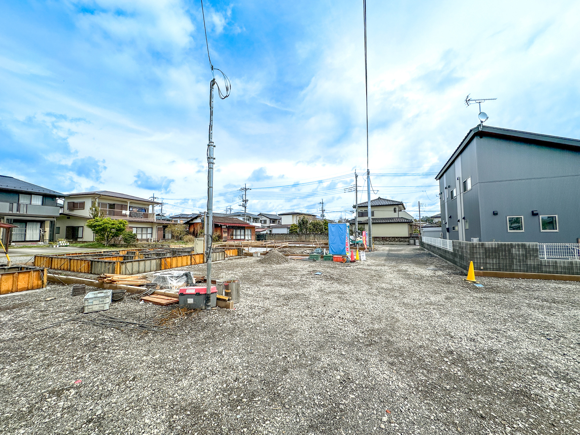 宇都宮市上戸祭４丁目の新築一戸建の前面道路含む現地写真|低層の一戸建てを中心とした街並みが整然と続き、周辺は高い建物が建っていないので、採光や開放性に恵まれ、空が広く緑の多い閑静な趣を感じる環境です。