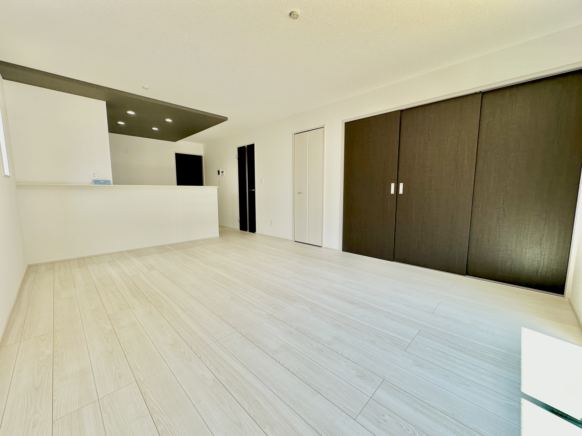 宇都宮市上戸祭４丁目の新築一戸建の居間・リビング|【同社施工例】南向きに大きく開いた窓からは、明るい陽射しが射し込みます。
爽やかな風が吹き抜ける心地良いリビングには、自然と家族が集まります。