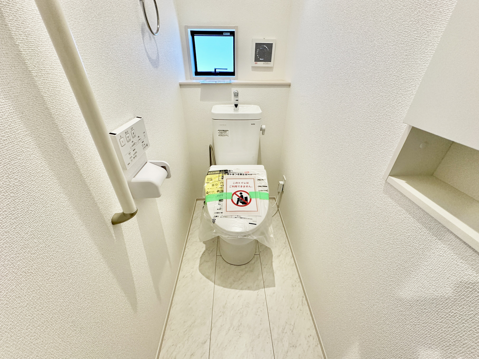 宇都宮市上戸祭４丁目の新築一戸建のトイレ|【同社施工例】節水型でエコなトイレには、今では当たり前の洗浄付き。便座を温める機能もついていて、居心地良くてトイレから出られなくなるかも！換気用に換気扇はもちろん、窓も着いているので常に快適ですね♪