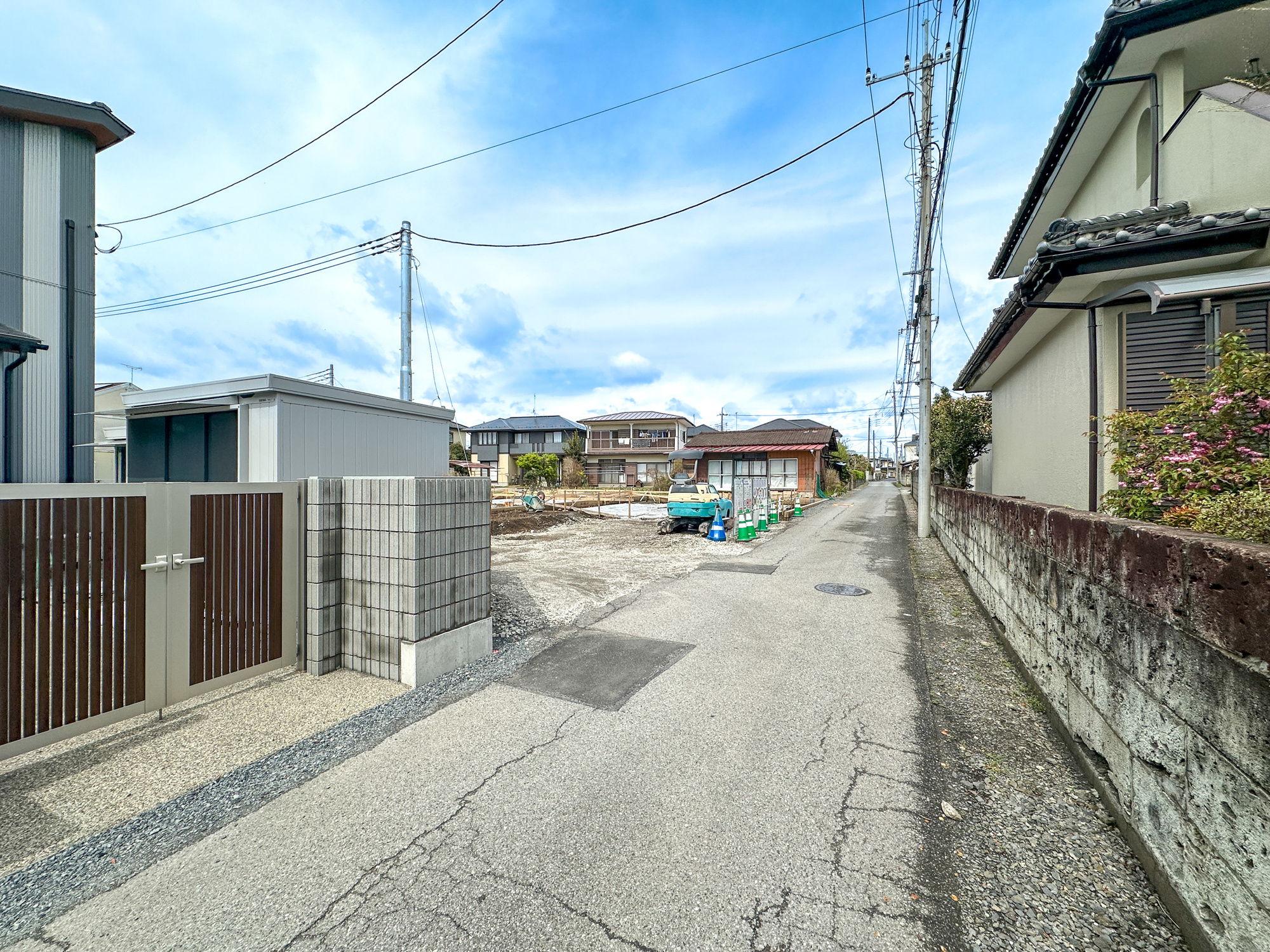 宇都宮市上戸祭４丁目の新築一戸建の前面道路含む現地写真|低層の一戸建てを中心とした街並みが整然と続き、周辺は高い建物が建っていないので、採光や開放性に恵まれ、空が広く緑の多い閑静な趣を感じる環境です。