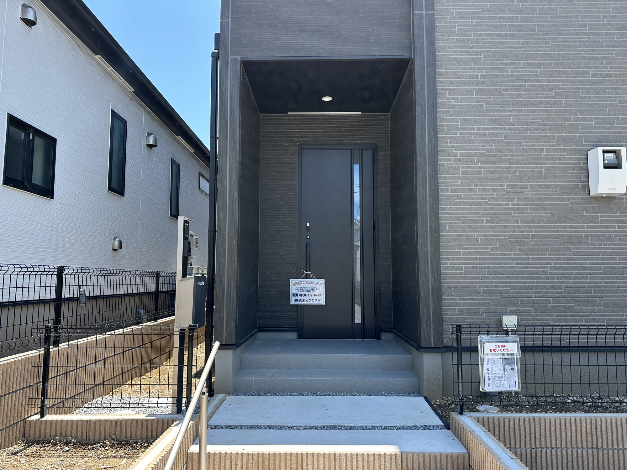 宇都宮市上戸祭４丁目の新築一戸建の玄関|【同社施工例】玄関上は屋根があるので雨の心配いらず♪