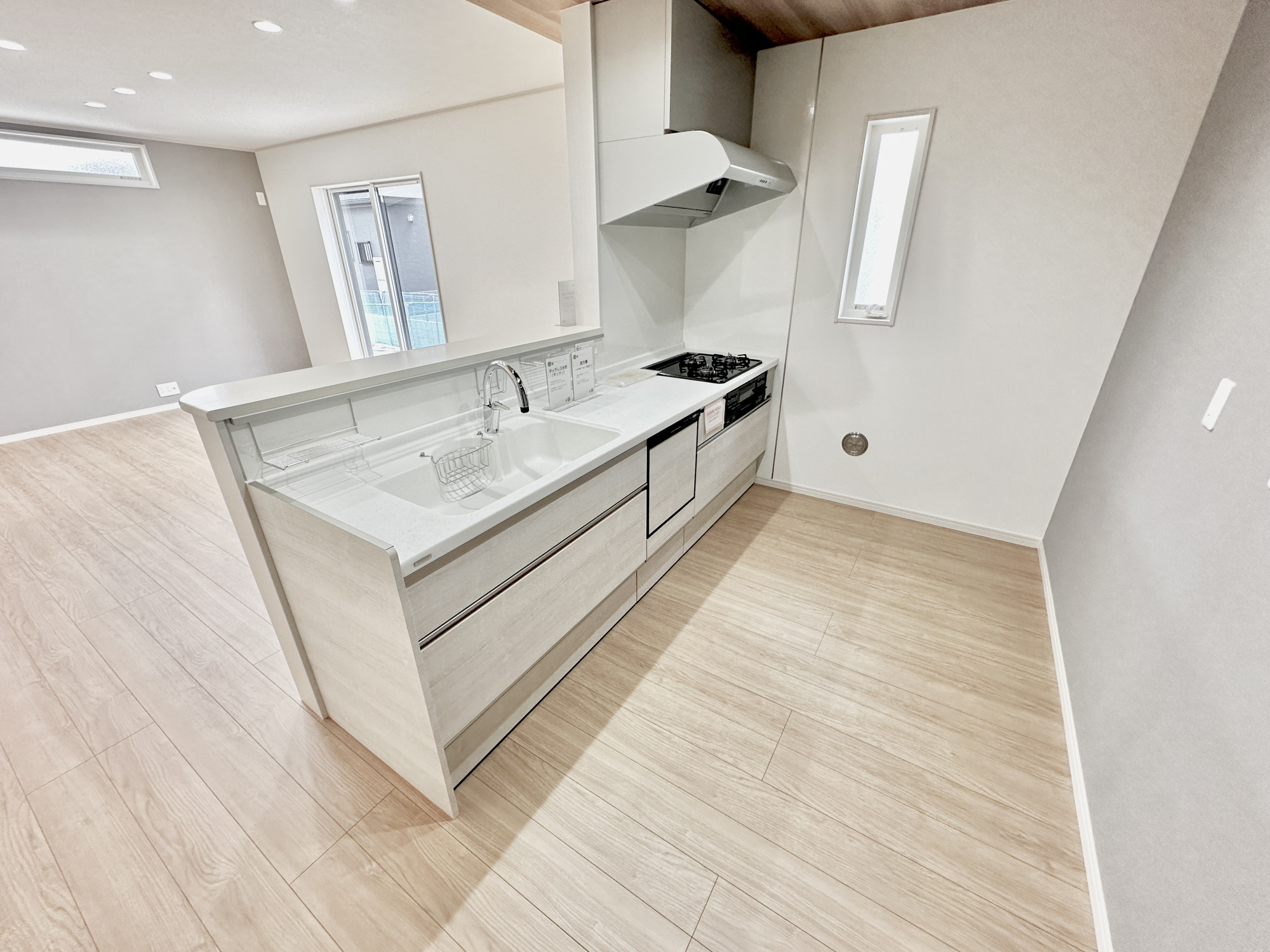 宇都宮市滝の原３丁目　新築住宅全１０棟のキッチン|ダイニングからワークスペースを見渡せる、見せるキッチン。ダイニングとの空間のつながりが、スペースのゆとりを生み出します♪