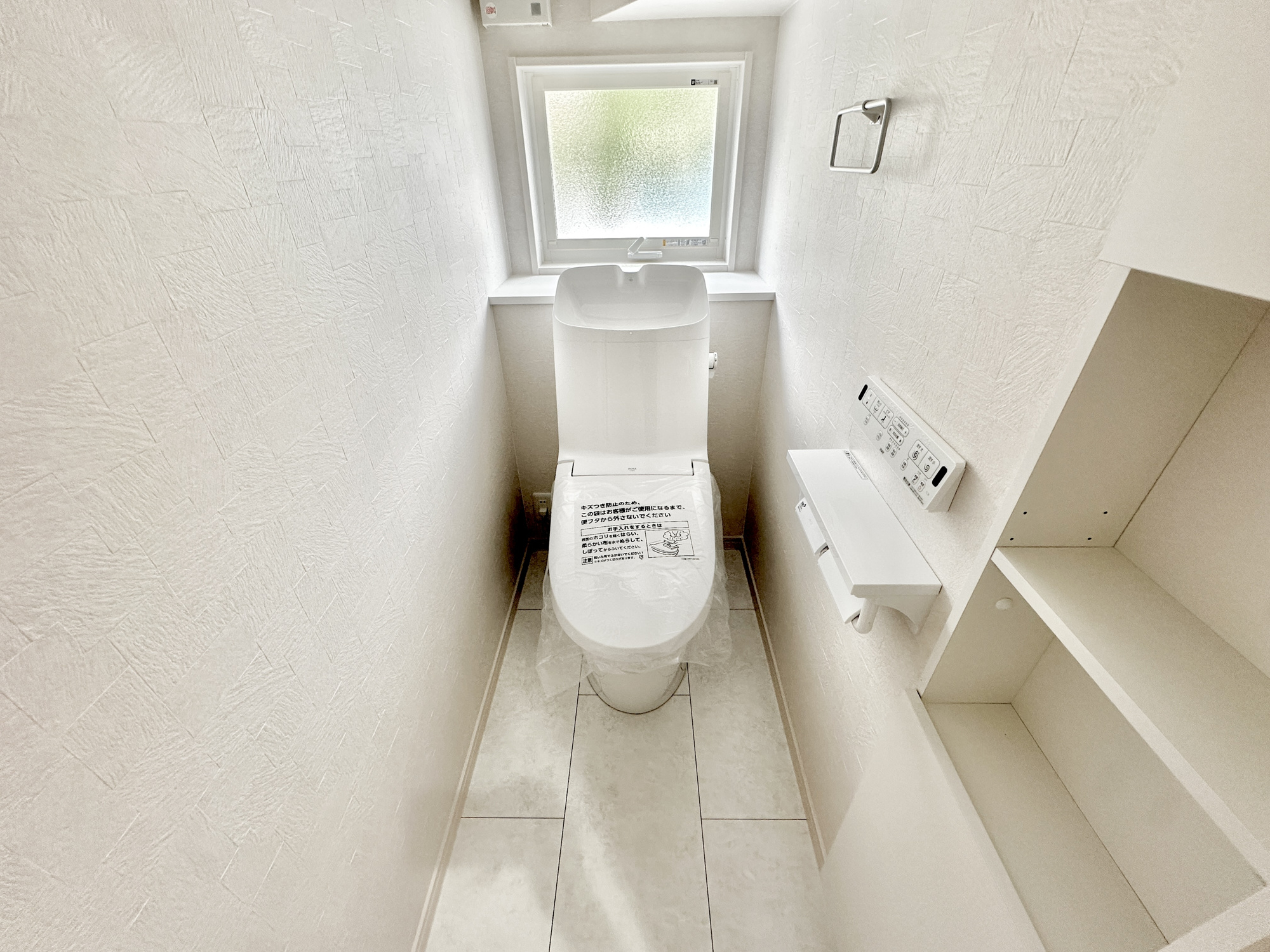 宇都宮市滝の原３丁目　新築住宅全１０棟のトイレ|節水型でエコなトイレには、今では当たり前の洗浄付き。便座を温める機能もついていて、居心地良くてトイレから出られなくなるかも！換気用に換気扇はもちろん、窓も着いているので常に快適ですね♪