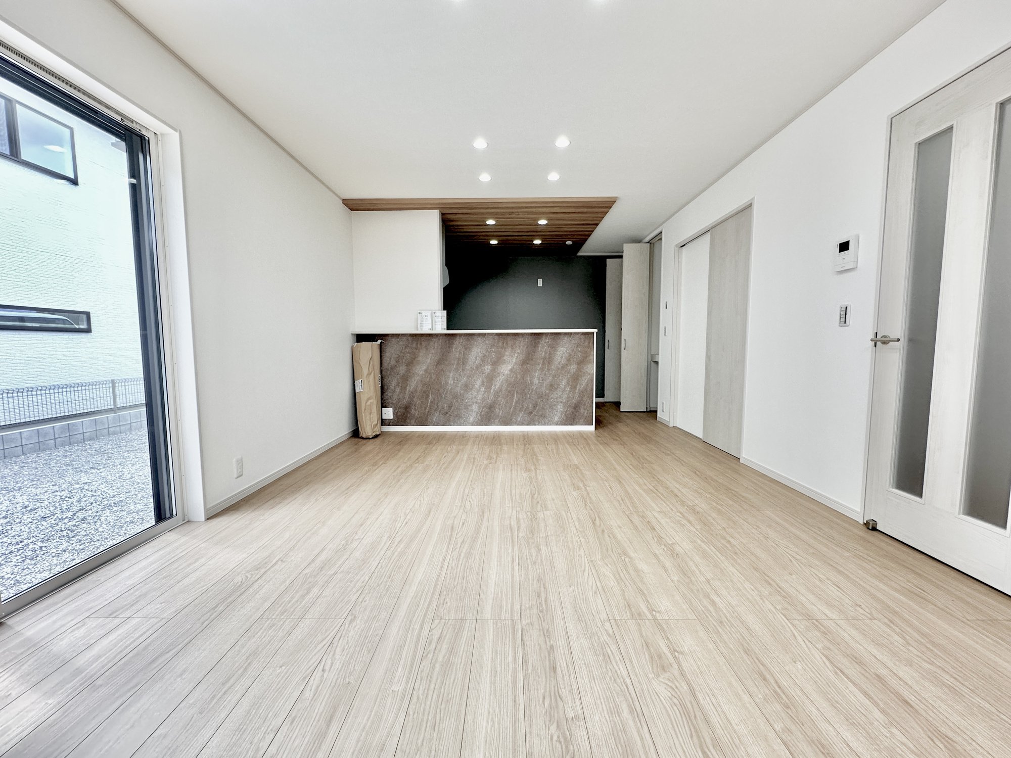 宇都宮市滝の原３丁目　新築住宅全１０棟の居間・リビング|南向きに大きく開いた窓からは、明るい陽射しが射し込みます。
爽やかな風が吹き抜ける心地良いリビングには、自然と家族が集まります。