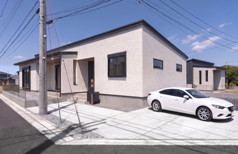 【5号棟:外観完成イメージ】やさしい色合いが映える、ナチュラルモダンな平屋。飽きのこないシンプルな佇まいが、長く愛される住まいを演出します。※こちらの画像は実際の現場写真にCG合成したイメージです。