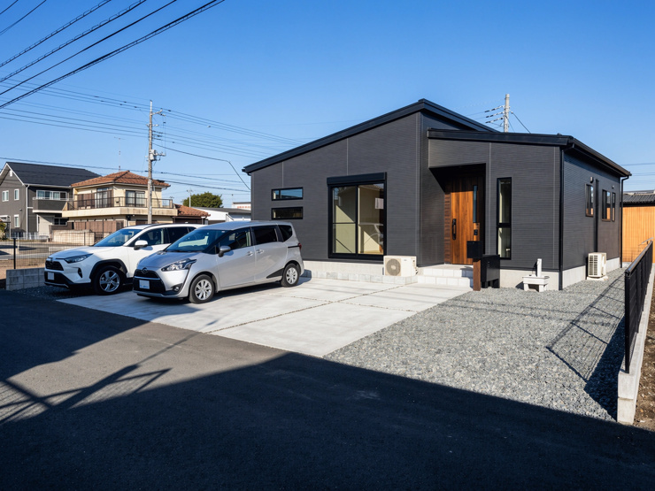 【千代田町舞木全3区画　2号棟　外観完成イメージ】　
全体をチャコールグレー一色でまとめ玄関ドアとその周辺のみブラウンを配色したシックな外観です。※現地写真に完成イメージ画像を合成したものです