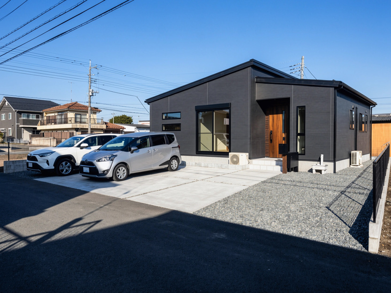 【千代田町舞木全3区画　2号棟　外観完成イメージ】　
全体をチャコールグレー一色でまとめ玄関ドアとその周辺のみブラウンを配色したシックな外観です。※現地写真に完成イメージ画像を合成したものです