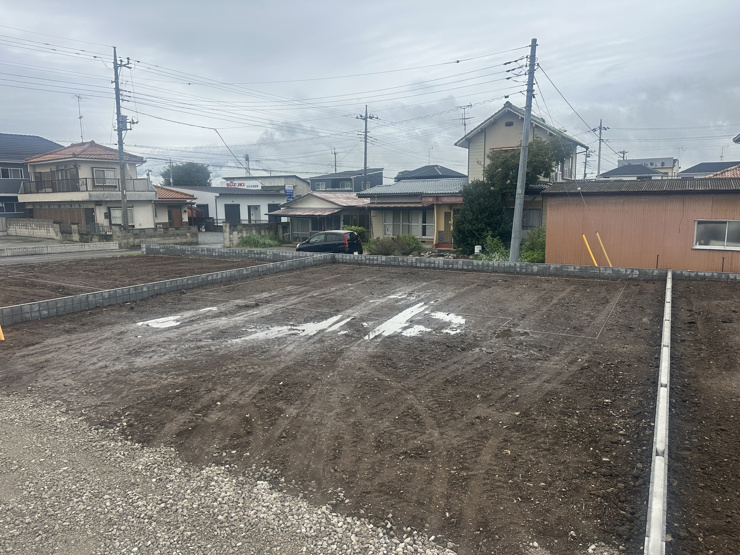 【千代田町舞木全3区画　2号棟　現地写真】
西側公道接道です。お車の出入りは南側の協定道路から行えます。有効宅地面積は61坪あります。