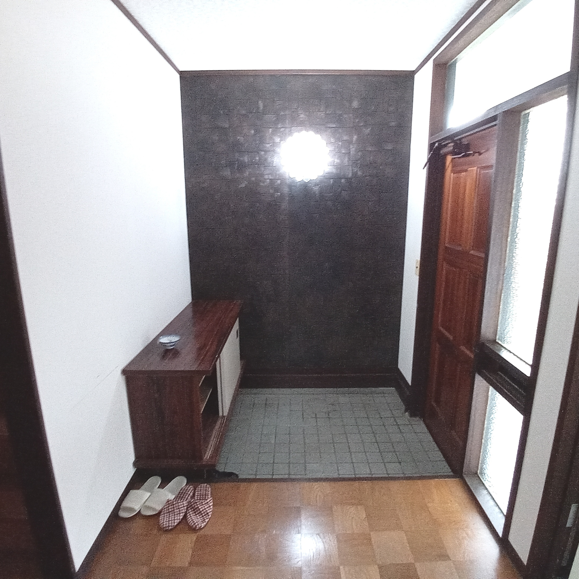室蘭市白鳥台4丁目40₋6　中古住宅の玄関