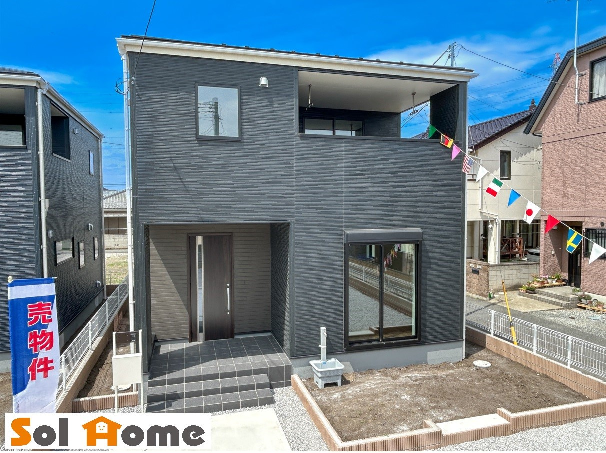 河内郡上三川町大字上三川の新築一戸建の外観：施工例|【同社施工例】外壁が周囲の街並みと青空に生えるお洒落な仕上がり！周囲には高い建物のないエリア。青い空が大きく感じますね。