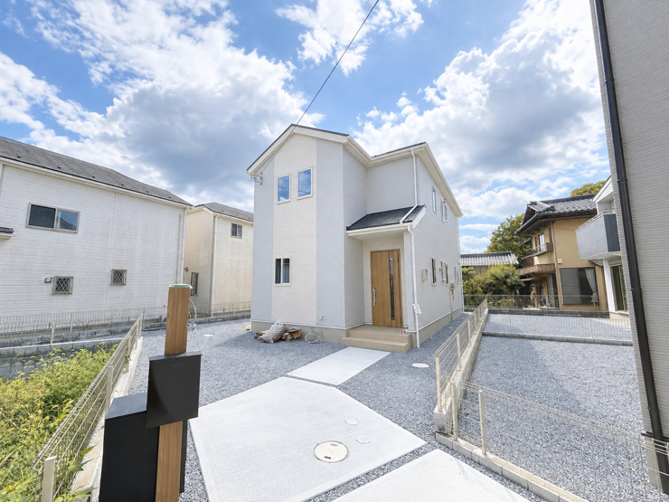 現地外観写真　9/4撮影
敷地は道路から一番奥に位置しています。
路地状敷地部分を駐車スペースとしているので住宅部分は広々しています。
