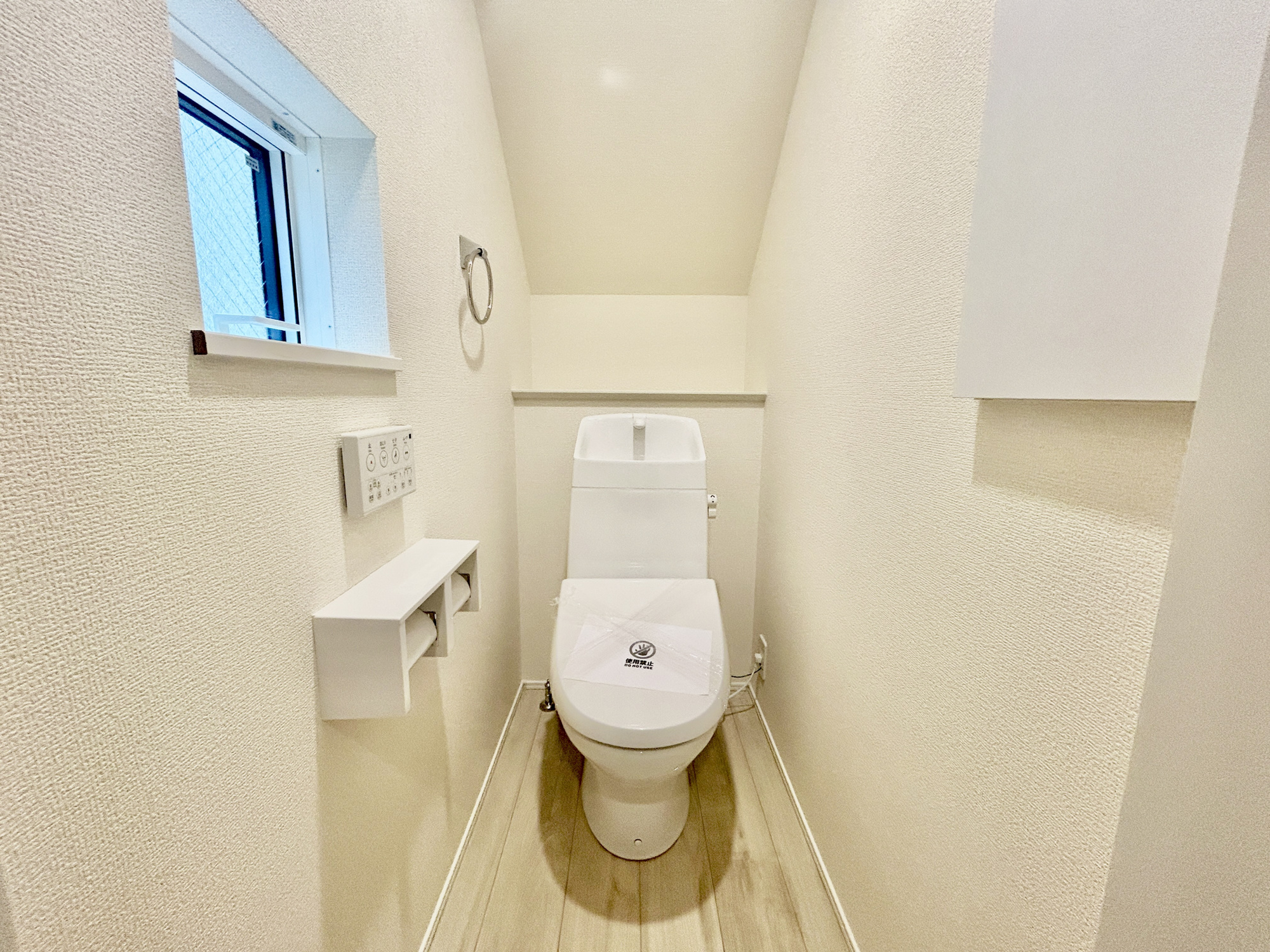 高崎市赤坂町1期　新築住宅全1棟のトイレ|節水型でエコなトイレには、今では当たり前の洗浄付き。便座を温める機能もついていて、居心地良くてトイレから出られなくなるかも！換気用に換気扇はもちろん、窓も着いているので常に快適ですね♪