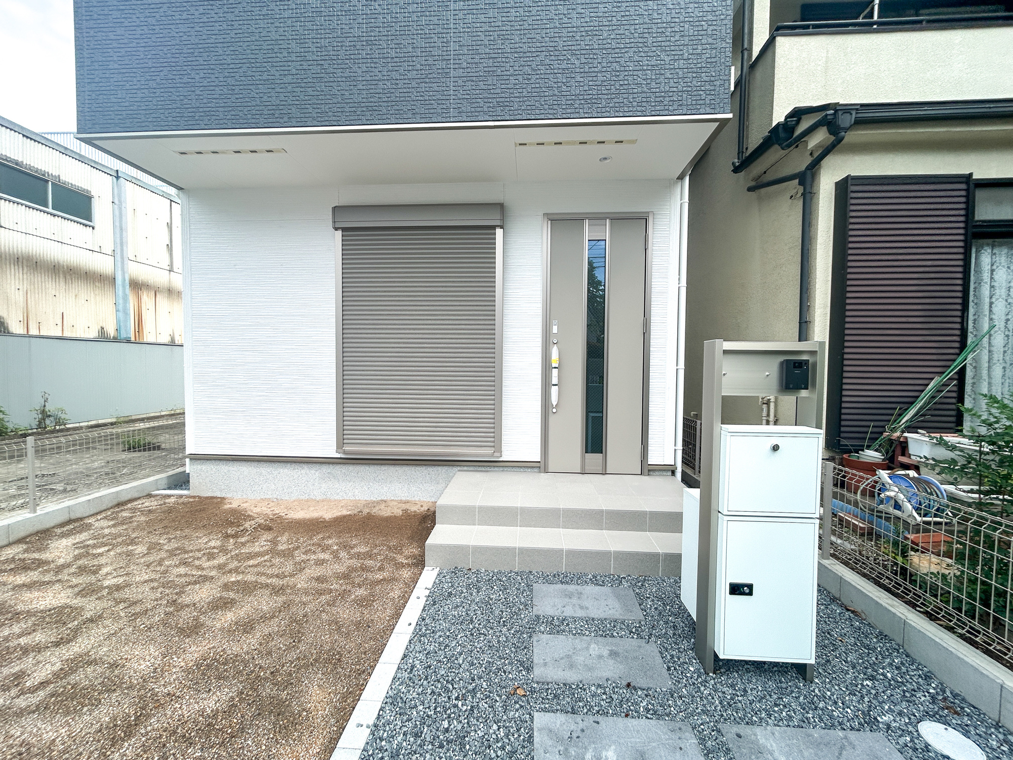 高崎市赤坂町1期　新築住宅全1棟の玄関|明るく優しいイメージの玄関アプローチ。玄関上は屋根があるので雨の心配いらず♪