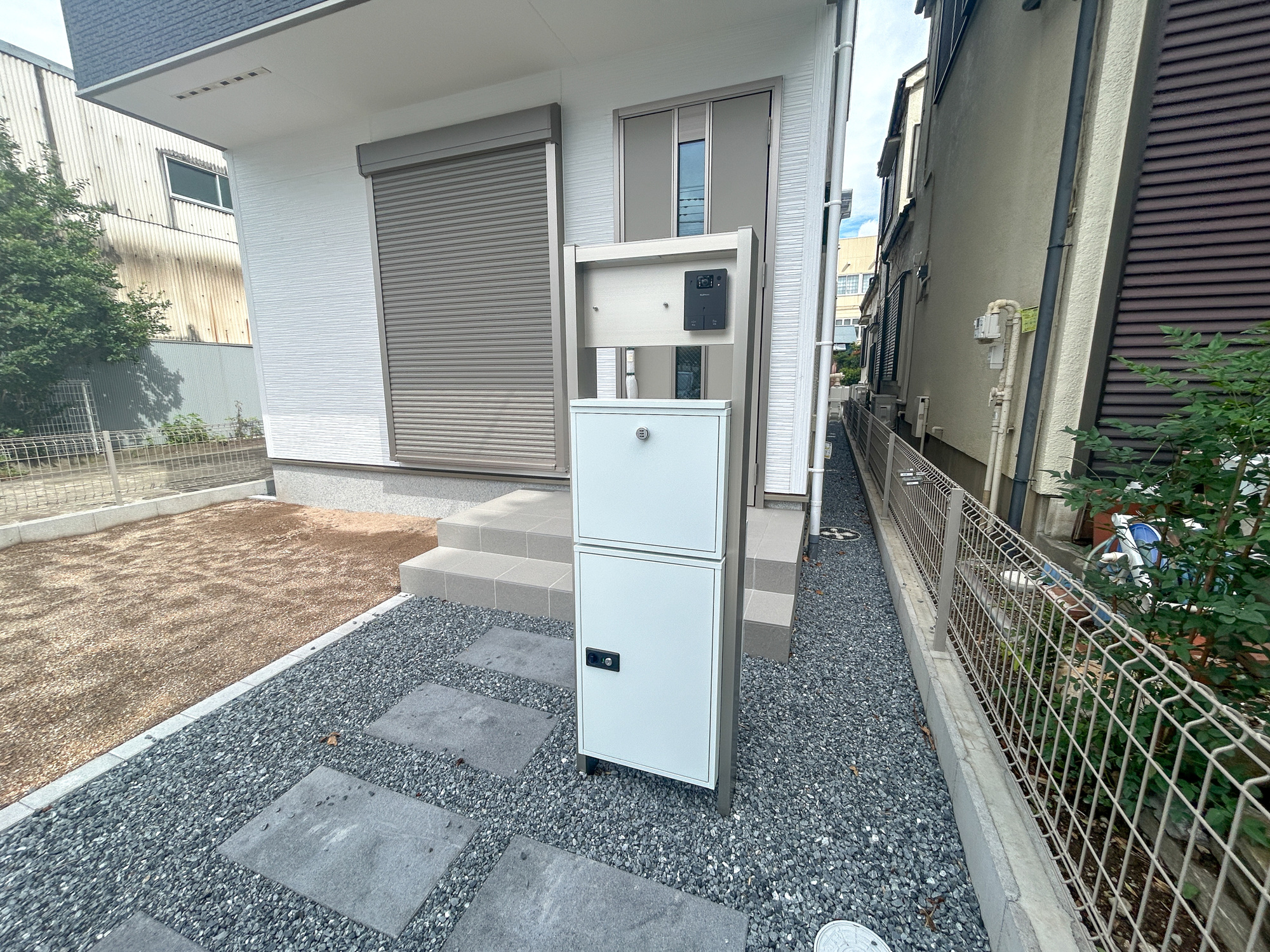 高崎市赤坂町1期　新築住宅全1棟の設備|おしゃれな機能ポールにはポスト、インターフォン、表札設置可能です♪		