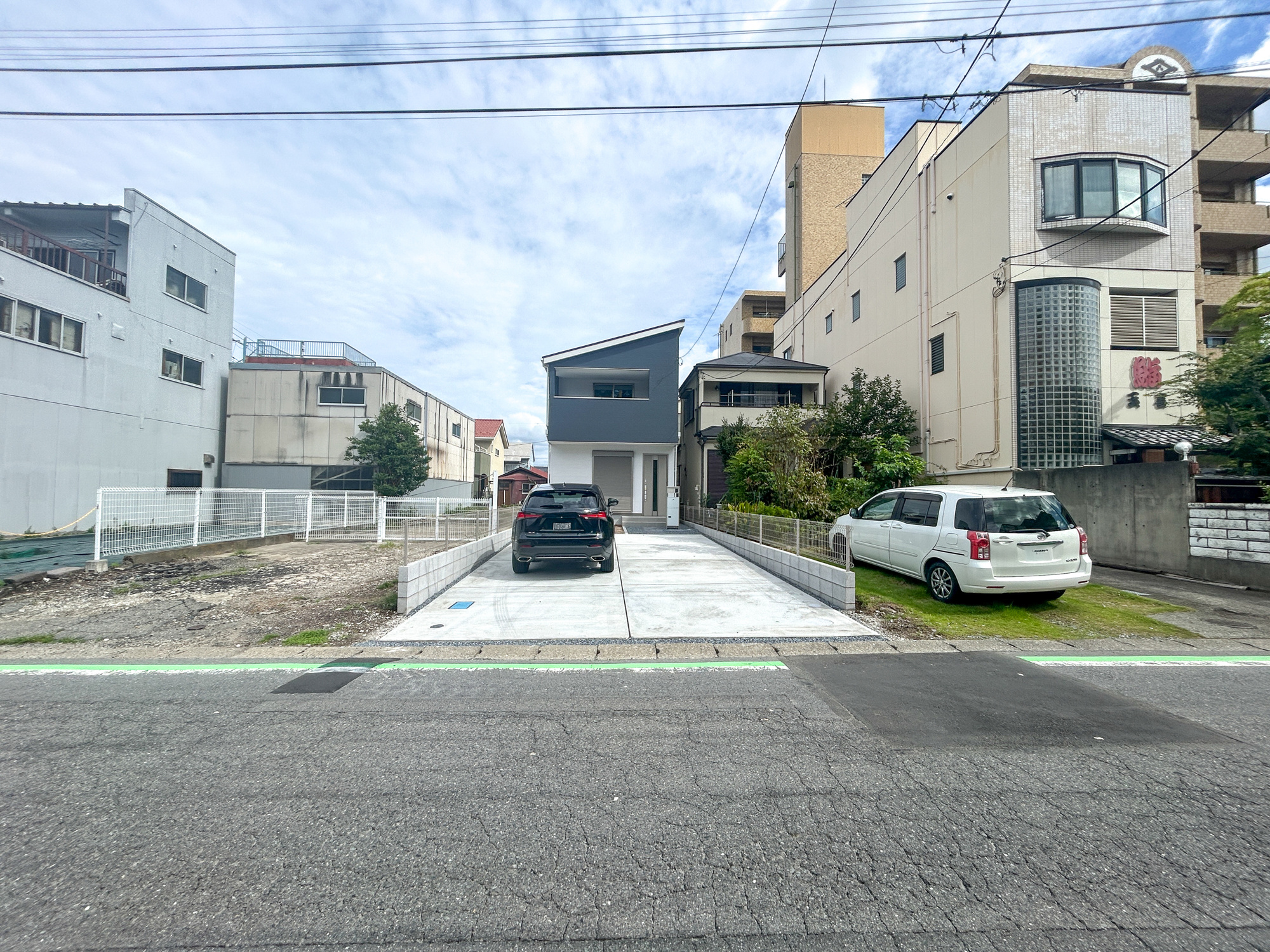 高崎市赤坂町1期　新築住宅全1棟の駐車場|車庫土間施工済み、駐車2台可能です(^^♪