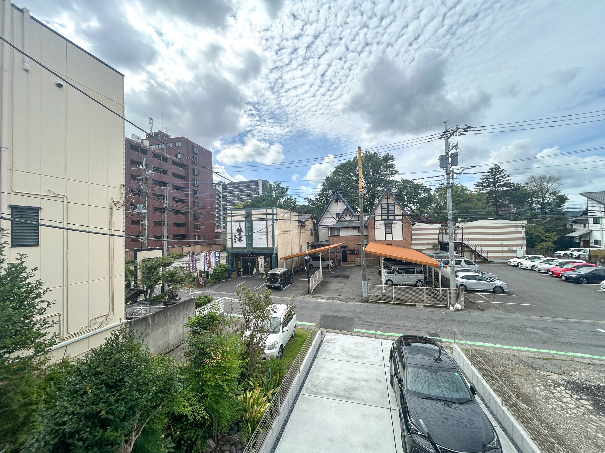 高崎市赤坂町1期　新築住宅全1棟の展望|閑静な住宅地で子育て家族にピッタリ。毎日のお散歩も快適な緑に恵まれたエリアで、自然に包まれた穏やかな暮らしを実現するための、ゆとりある住環境が整っています。緑の潤いを感じながらホッと生活できそう。
