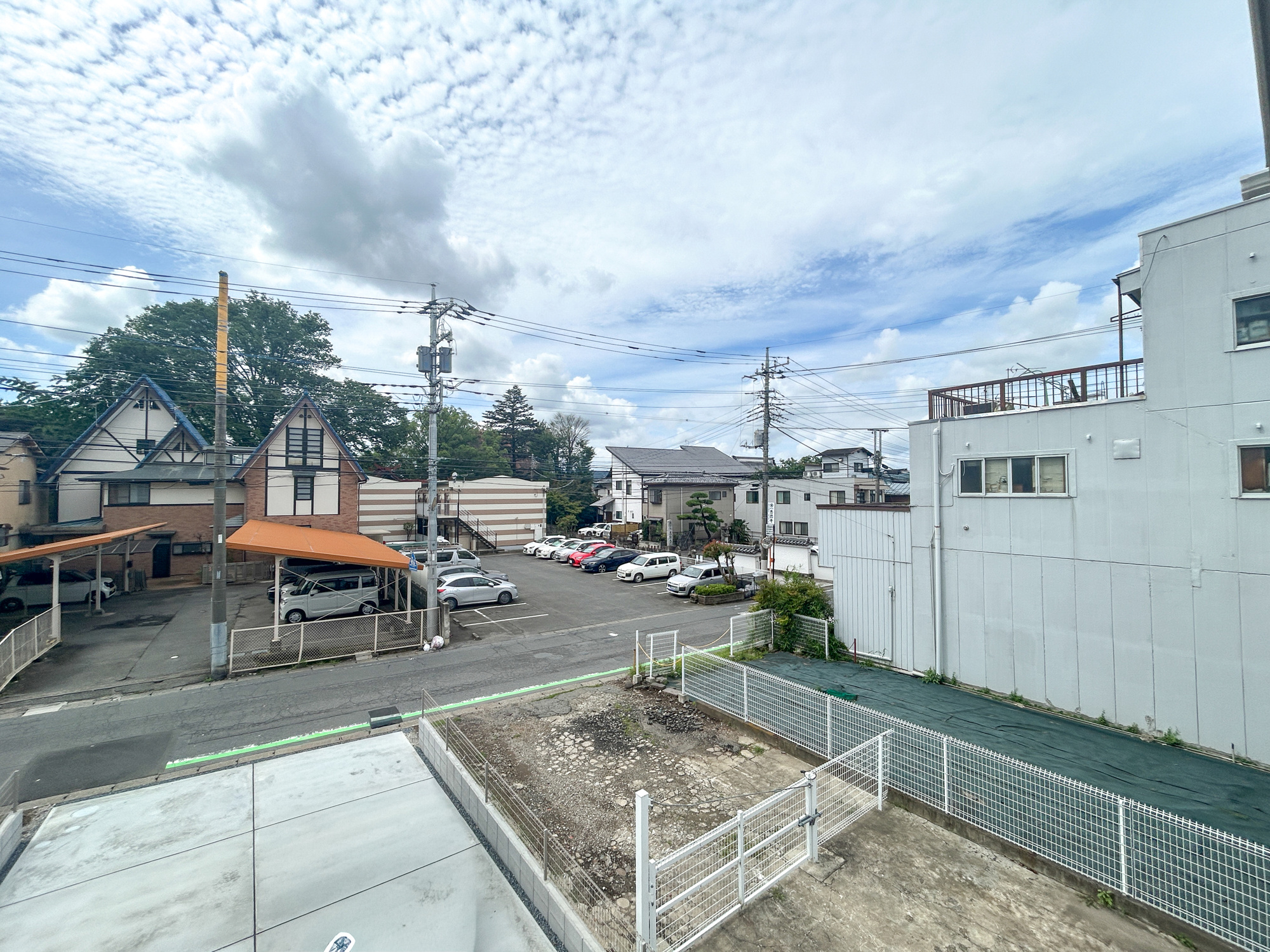 高崎市赤坂町1期　新築住宅全1棟の展望|低層の一戸建てを中心とした街並みが整然と続き、周辺は高い建物が建っていないので、採光や開放性に恵まれ、空が広く緑の多い閑静な趣を感じる環境です。