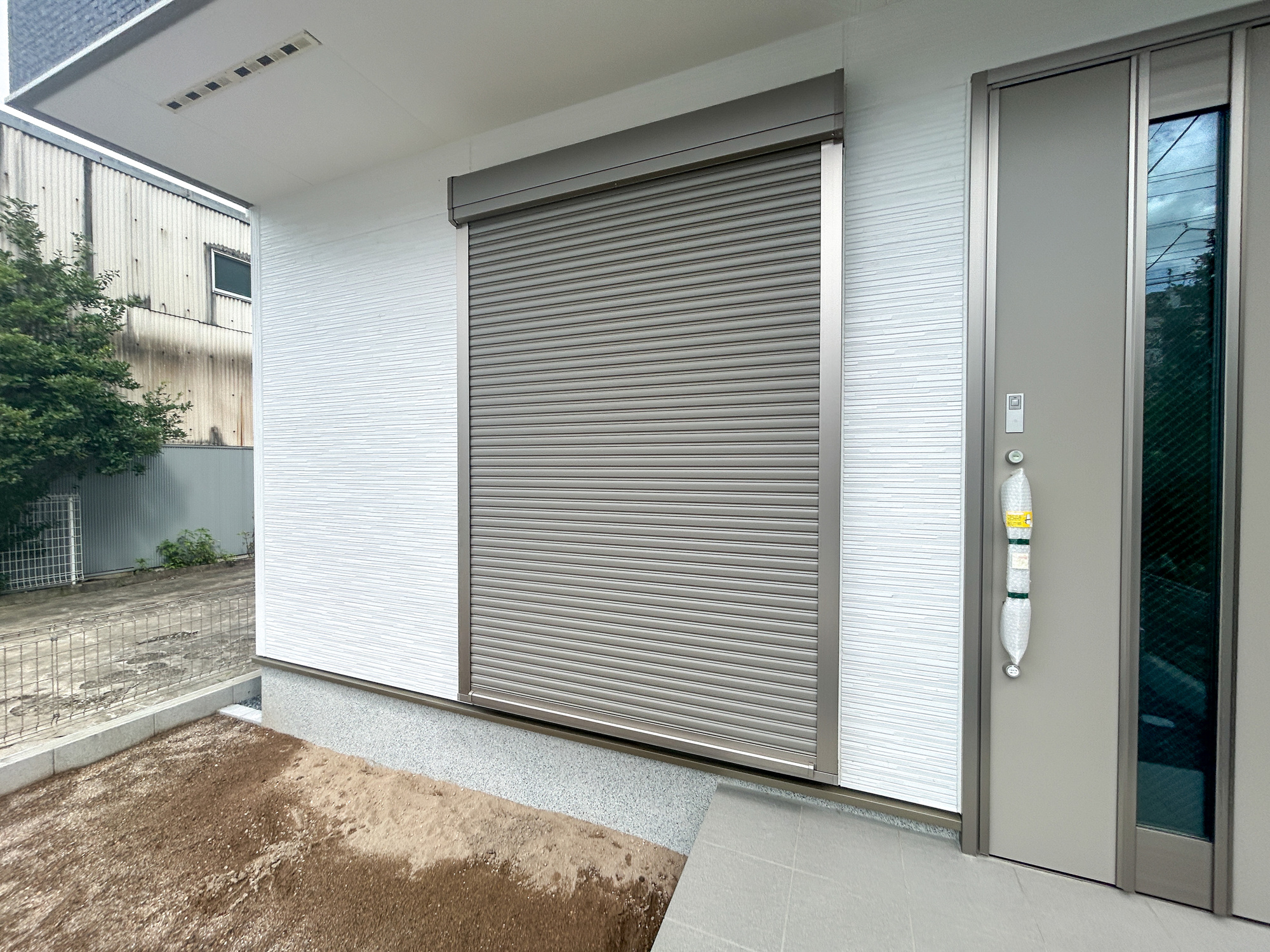 高崎市赤坂町1期　新築住宅全1棟の防犯設備|防風、防犯、防音、断熱と様々な効果を発揮するシャッター付きです♪		