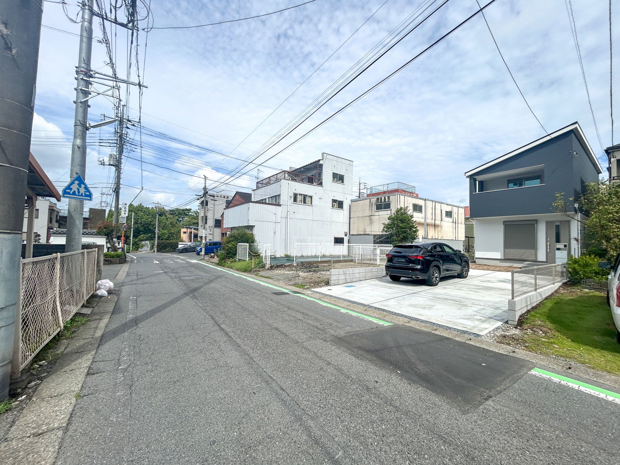 高崎市赤坂町1期　新築住宅全1棟の前面道路含む現地写真|閑静な住宅地で子育て家族にピッタリ。毎日のお散歩も快適な緑に恵まれたエリアで、自然に包まれた穏やかな暮らしを実現するための、ゆとりある住環境が整っています。