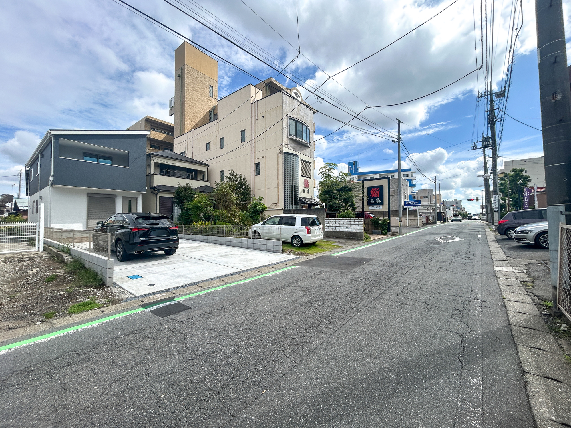 高崎市赤坂町1期　新築住宅全1棟の前面道路含む現地写真|低層の一戸建てを中心とした街並みが整然と続き、周辺は高い建物が建っていないので、採光や開放性に恵まれ、空が広く緑の多い閑静な趣を感じる環境です。