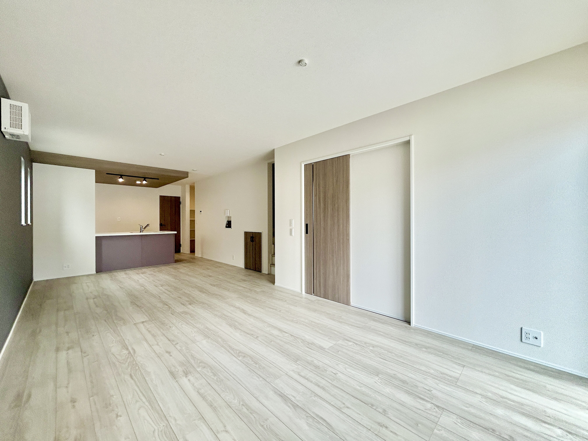 高崎市赤坂町1期　新築住宅全1棟の居間・リビング|室内にいても、たっぷりの陽光と爽やかな風を感じて頂ける、開放感あふれるリビングです。
ご家族と穏やかに過ごす、心地の良い時間が流れます。