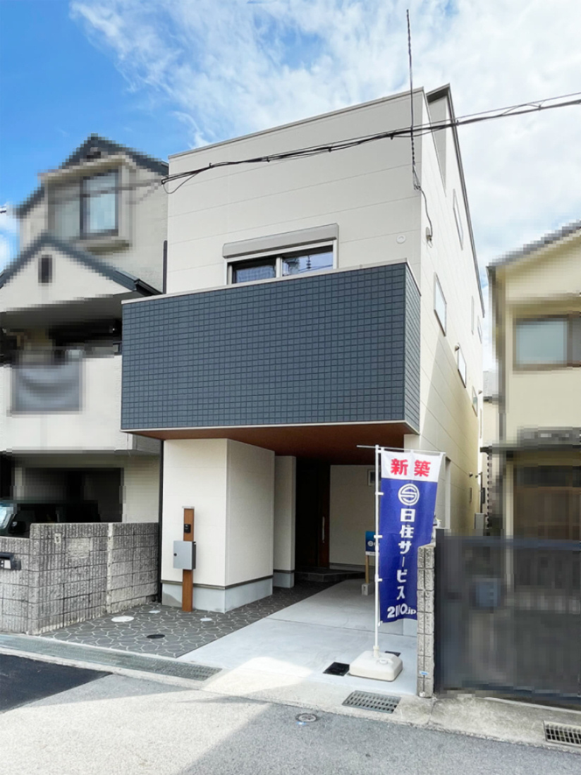 本山中町１丁目新築戸建の外観|明るいホワイトと落ち着いたトワイライトブルーの組み合わせで、コントラストが効いたおしゃれな雰囲気を生み出します。 

