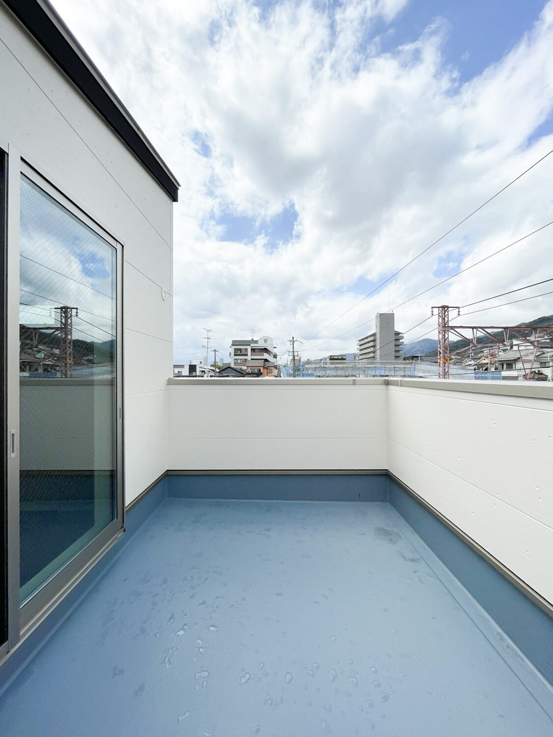 本山中町１丁目新築戸建のバルコニー|3階バルコニーは広く開放感があり、緑豊かな六甲山系が見渡せます。